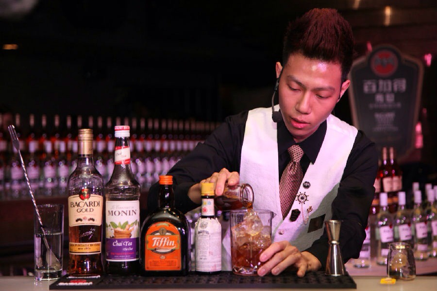 深圳寶安餐吧招聘調(diào)酒師一名，薪資（5500-7000）