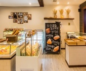蛋糕店招.全能師傅工資5000--8500，面包師傅工資4000--5500